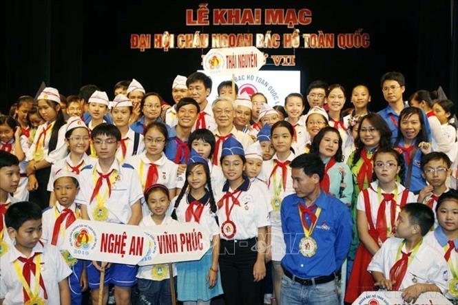  Chủ tịch Quốc hội Nguyễn Phú Trọng với đại biểu thiếu nhi tại lễ khai mạc Đại hội cháu ngoan Bác Hồ toàn quốc lần thứ VII, diễn ra tại Thủ đô Hà Nội, ngày 18/7/2010. Ảnh: Trí Dũng