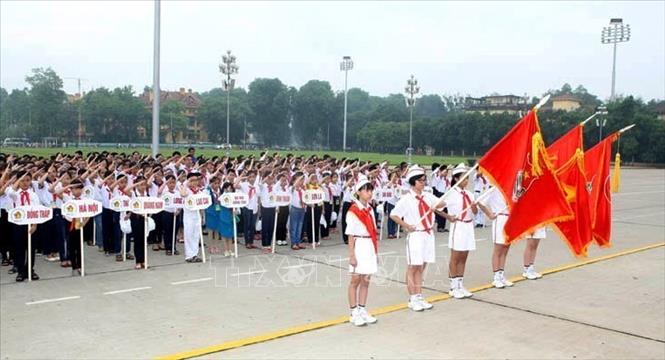  Đoàn Đại biểu Cháu ngoan Bác Hồ toàn quốc lần thứ VIII báo công dâng Bác trước Lăng Chủ tịch Hồ Chí Minh (2015). Phạm Kiên – TTXVN