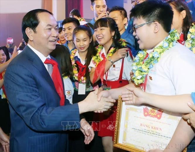 Chủ tịch nước Trần Đại Quang với các cháu thiếu niên tại Lễ kỷ niệm 75 năm Ngày thành lập Đội Thiếu niên Tiền phong Hồ Chí Minh (Hà Nội, 14/05/2016). Ảnh: Nhan Sáng-TTXVN