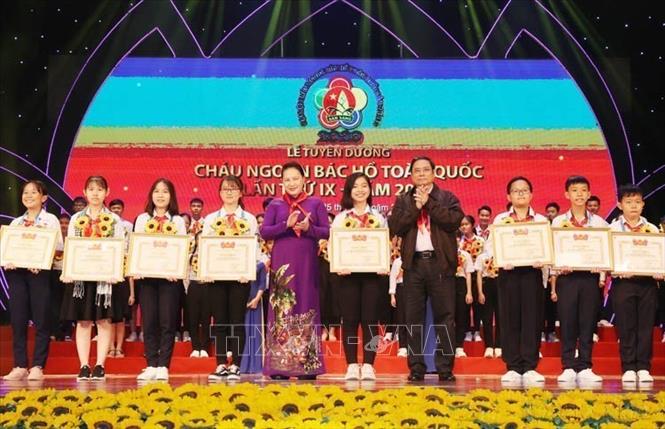 Chủ tịch Quốc hội Nguyễn Thị Kim Ngân và Trưởng Ban Tổ chức Trung ương Phạm Minh Chính tặng Bằng khen cho các đại biểu cháu ngoan Bác Hồ tại Đại hội Cháu ngoan Bác Hồ toàn quốc lần thứ IX (Hà Nội, 25/10/2020). Ảnh: Trọng Đức - TTXVN