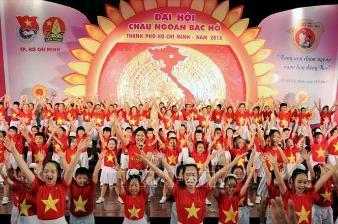 Tiết mục văn nghệ chào mừng Đại hội Cháu ngoan Bác Hồ Thành phố Hồ Chí Minh năm 2015, với chủ đề: “Măng non chăm ngoan, ngàn hoa dâng Bác”. Ảnh: An Hiếu - TTXVN