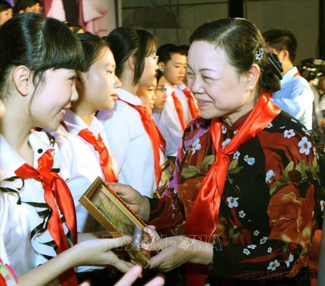 Đồng chí Hà Thị Khiết, Bí thư TƯ Đảng, Trưởng Ban Dân vận TƯ trao thưởng cho các thiếu nhi tiêu biểu tại Đại hội cháu ngoan Bác Hồ - Chủ nhân Thăng Long lần thứ 12 của Hà Nội (17/05/2010). Ảnh: Đình Trân – TTXVN