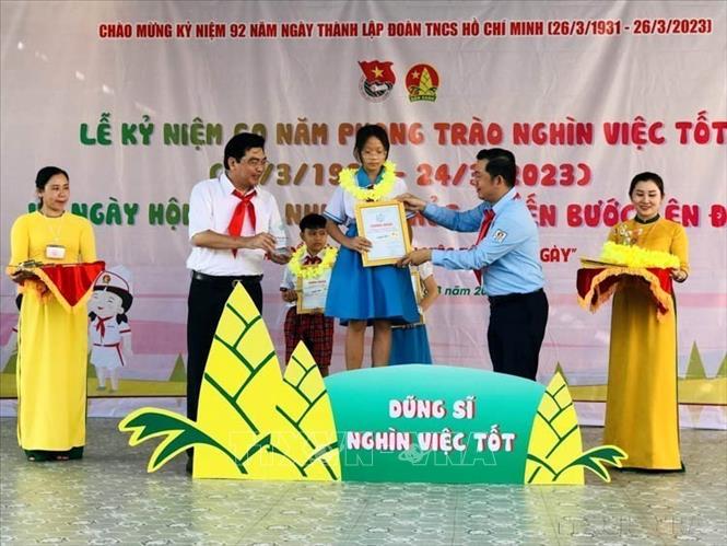 Trao Giấy chứng nhận cho các thiếu nhi đạt danh hiệu “Dũng sỹ Nghìn việc tốt” Thành phố Cần Thơ (24/3/2023). Ảnh: Trung Kiên - TTXVN