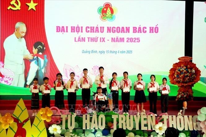 Lãnh đạo Ủy ban Mặt trận Tổ quốc Việt Nam tỉnh Quảng Bình trao học bổng đến thiếu nhi có hoàn cảnh khó khăn tại Đại hội Cháu ngoan Bác Hồ tỉnh Quảng Bình lần thứ IX, năm 2025. Ảnh: Tá Chuyên - TTXVN