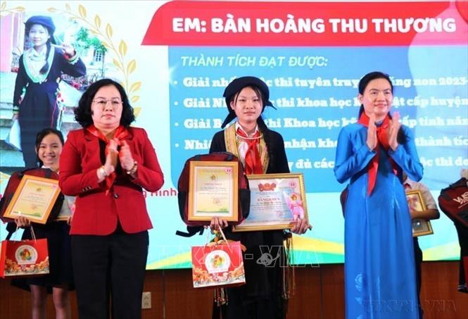 Trao chứng nhận danh hiệu “Cháu ngoan Bác Hồ” cho thiếu nhi tiêu biểu tại Đại hội Cháu ngoan Bác Hồ tỉnh Phú Yên lần thứ XIV, năm 2025. Ảnh: Tường Quân – TTXVN