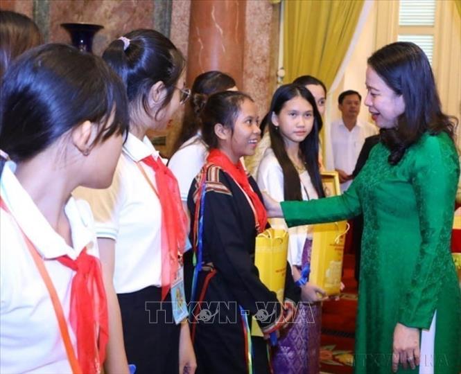 Phó Chủ tịch nước Võ Thị Ánh Xuân gặp mặt thân mật Đoàn đại biểu thiếu nhi dự Trại hè “Hoa Hướng dương” năm 2023. Ảnh: Văn Điệp - TTXVN