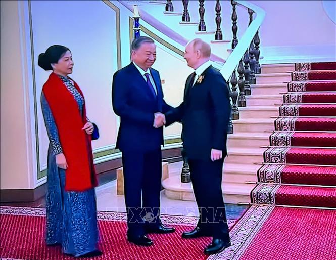 Tổng thống Nga Vladimir Putin đón Tổng Bí thư Tô Lâm và Phu nhân đến dự buổi lễ. Ảnh chụp màn hình
