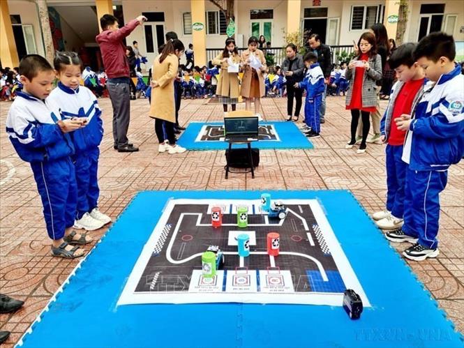 Học sinh trường Tiểu học Lê Mao, thành phố Vinh (Nghệ An) hào hứng với hoạt động STEM. Ảnh: Bích Huệ - TTXVN