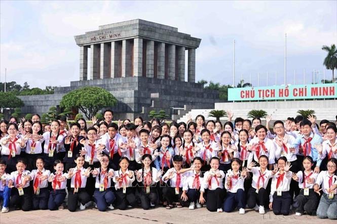 Trong khuôn khổ Chương trình Phiên họp giả định ''Quốc hội trẻ em'' – lần thứ hai, năm 2024, Đoàn đại biểu trẻ em tiêu biểu toàn quốc đến đặt vòng hoa và vào Lăng viếng Chủ tịch Hồ Chí Minh (28/09/2024). Ảnh: Minh Đức – TTXVN
