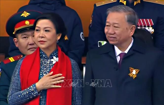 Tổng Bí thư Tô Lâm và Phu nhân dự Lễ duyệt binh Kỷ niệm 80 năm Ngày Chiến thắng trong Chiến tranh Vệ quốc vĩ đại. Ảnh chụp màn hình