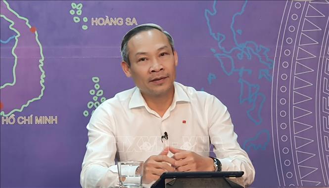 Đại biểu Quốc hội, chuyên gia kinh tế  Phan Đức Hiếu trao đổi tại Tọa đàm. Ảnh: Chu Thanh Vân - TTXVN 