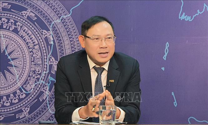 Tổng Giám đốc Ngân hàng ACB Từ Tiến Phát trao đổi tại Tọa đàm. Ảnh: Chu Thanh Vân - TTXVN 