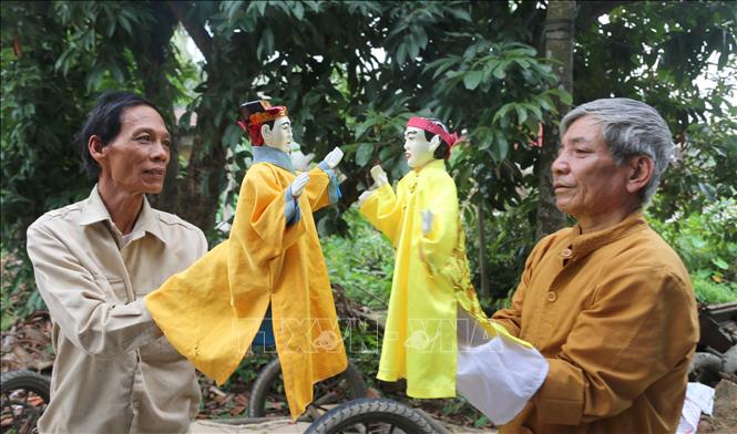 Nghệ nhân Nguyễn Văn Tươm (bên trái) và Nghệ nhân Bùi Trọng Ngoan là những cá nhân giữ gìn, bảo tồn nghệ thuật múa Rối cổ tại Vĩnh Bảo. Ảnh: Minh Thu- TTXVN