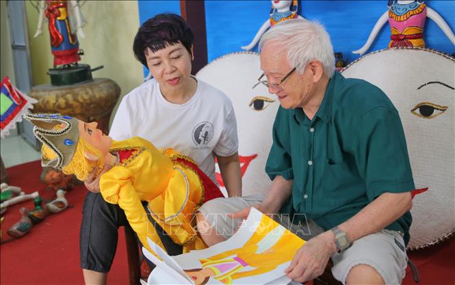 Nghệ sĩ Nhân dân La Viết Sinh, một trong những người đầu tiên thành lập Đoàn Nghệ thuật Múa rối Hải Phòng trao đổi công việc với bà Nguyễn Thị Thu Thủy, Giám đốc Nhà hát Sân khấu truyền thống Hải Phòng. Ảnh: Minh Thu- TTXVN 