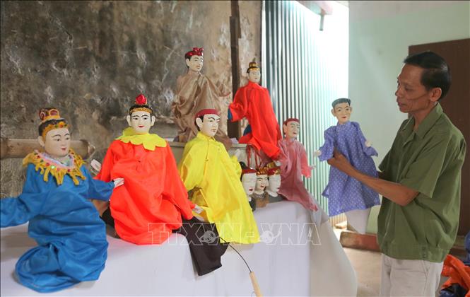 Rối cổ ở làng Bảo Hà được làm từ gỗ và sử dụng que trong để biểu diễn . Ảnh: Minh Thu- TTXVN