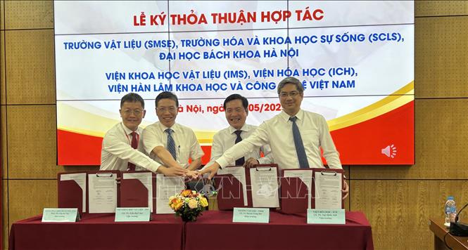 Ký kết thỏa thuận hợp tác giữa Viện Hàn lâm Khoa học và Công nghệ Việt Nam với Đại học Bách khoa Hà Nội. Diệu Thúy- TTXVN
