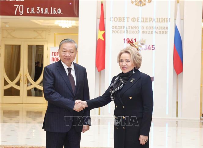 Chủ tịch Hội đồng Liên bang, Quốc hội LB Nga Valentina Matviyenko đón Tổng Bí thư Tô Lâm. Ảnh: Thống Nhất – TTXVN
