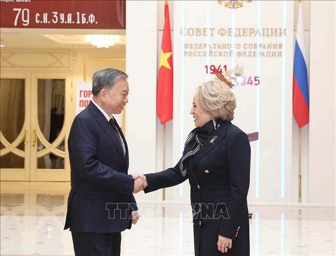 Chủ tịch Hội đồng Liên bang, Quốc hội LB Nga Valentina Matviyenko đón Tổng Bí thư Tô Lâm. Ảnh: Thống Nhất – TTXVN
