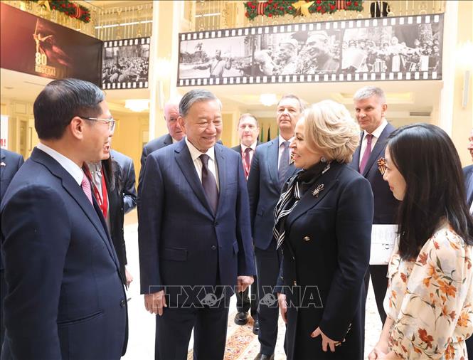 Chủ tịch Hội đồng Liên bang, Quốc hội LB Nga Valentina Matviyenko với Tổng Bí thư Tô Lâm và thành viên đoàn Việt Nam. Ảnh: Thống Nhất – TTXVN
