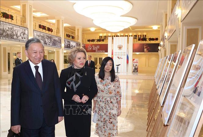 Tổng Bí thư Tô Lâm và Chủ tịch Hội đồng Liên bang, Quốc hội LB Nga Valentina Matviyenko xem trưng bày ảnh về quan hệ hai nước. Ảnh: Thống Nhất – TTXVN
