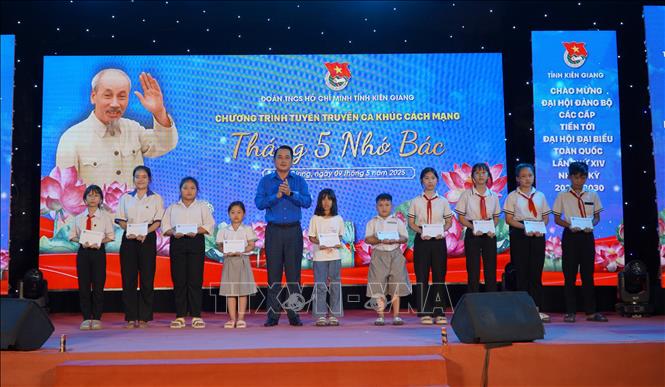 Bí thư Tỉnh đoàn Kiên Giang Phan Đình Nhân tặng quà cho 10 học sinh có hoàn cảnh khó khăn ở huyện Vĩnh Thuận. Ảnh: Văn Sĩ - TTXVN                                 