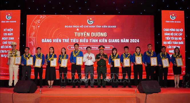 Tuyên dương đảng viên trẻ tiêu biểu tỉnh Kiên Giang năm 2025. Ảnh: Văn Sĩ - TTXVN                             