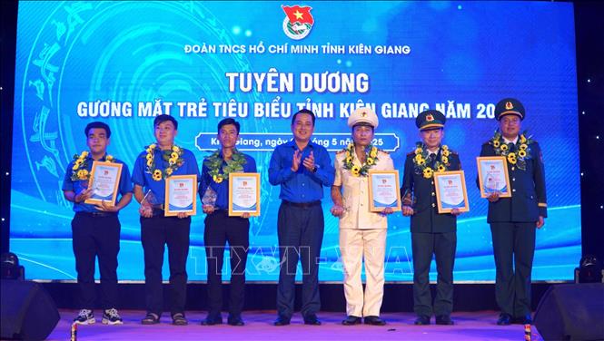 Bí thư Tỉnh đoàn Kiên Giang Phan Đình Nhân trao tuyên dương gương mặt trẻ tiêu biểu tỉnh Kiên Giang năm 2025. Ảnh: Văn Sĩ - TTXVN     