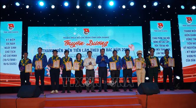Tuyên dương các tập thể tiên tiến làm theo lời Bác tỉnh Kiên Giang năm 2025. Ảnh: Văn Sĩ - TTXVN                                  