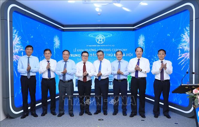 Các đại biểu chúc mừng thành công của buổi Lễ. Ảnh: Quốc Lũy-TTXVN