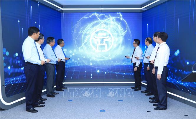 Các đại biểu bấm nút khai trương Trung tân Báo chí Thủ đô. Ảnh: Quốc Lũy-TTXVN

