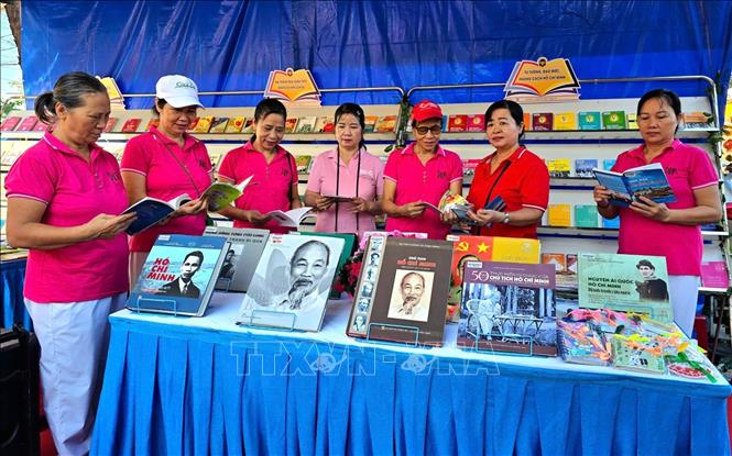 Triển lãm sách về Chủ tịch Hồ Chí Minh, sách văn hóa - lịch sử Cần Thơ. Ảnh: Ánh Tuyết - TTXVN