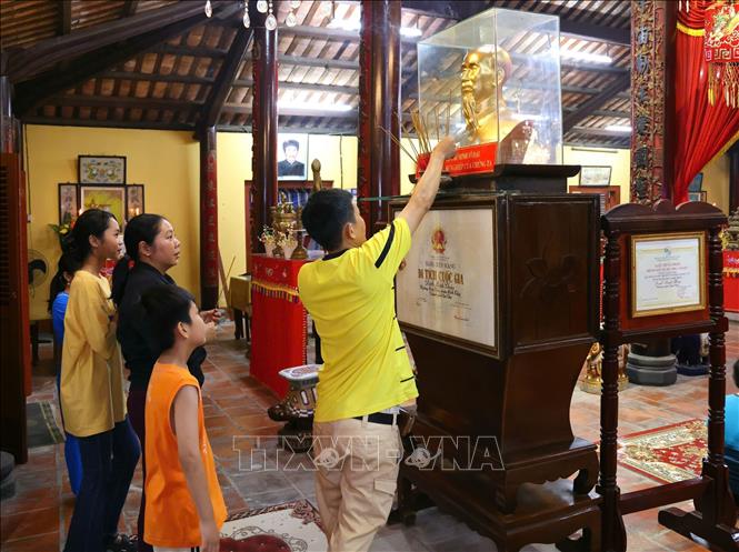 Người dân thắp hương tại bàn thờ Chủ tịch Hồ Chí Minh trong Đình Bình Thủy. Ảnh: Ánh Tuyết - TTXVN