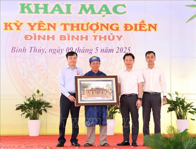 Hình ảnh Đình Bình Thủy được Bộ Thông tin và Truyền thông đưa vào Chương trình đề tài tem bưu chính quốc gia năm 2025. Ảnh: Ánh Tuyết - TTXVN