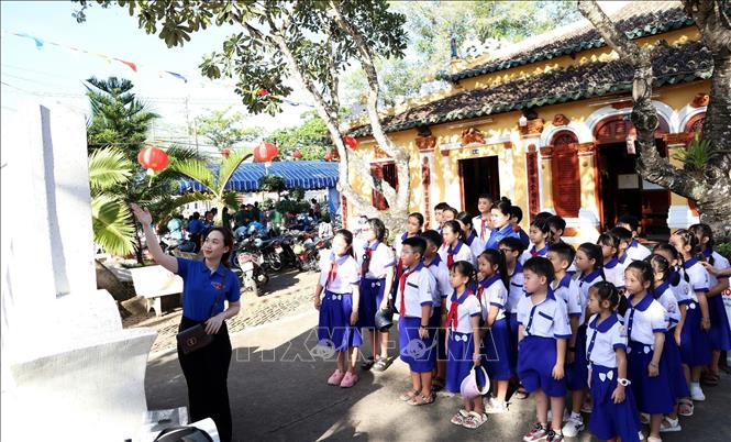 Đông đảo học sinh, sinh viên tham dự lễ hội để tìm hiểu về văn hóa truyền thống của dân tộc. Ảnh: Ánh Tuyết - TTXVN