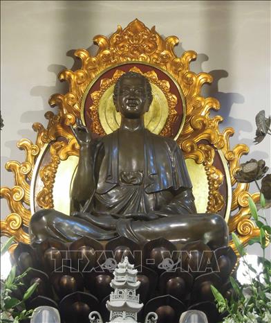 Bức tượng Phật Thích Ca Mâu Ni tại chánh điện chùa Từ Đàm được xem là một trong những biểu tượng của mỹ thuật Phật giáo Huế do Nhà Phật học Nguyễn Khoa Toàn cùng Nghệ nhân Nguyễn Hữu Tuân thực hiện vào năm 1940. Ảnh: Kha Phạm – TTXVN.