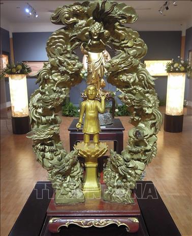 Tượng “Tòa cửu long – Đức Phật đản sanh” mang đậm dấu ấn Phật giáo Việt nam đang được trung bày tại Trung tâm Văn hóa Phật giáo Liễu Quán (15A, Lê Lợi, thành phố Huế). Ảnh: Kha Phạm – TTXVN.