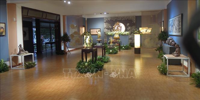 Không gian triển lãm mỹ thuật Phật giáo tại Trung tâm Văn hóa Phật giáo Liễu Quán (15A, Lê Lợi, thành phố Huế). Ảnh: Kha Phạm – TTXVN.