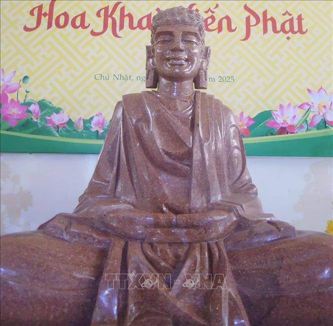 Pho tượng Phật tổ, mang đậm nét Việt, đang đặt tại Trung tâm Văn hóa Phật giáo Liễu Quán (15A, Lê Lợi, thành phố Huế). Ảnh: Kha Phạm – TTXVN.