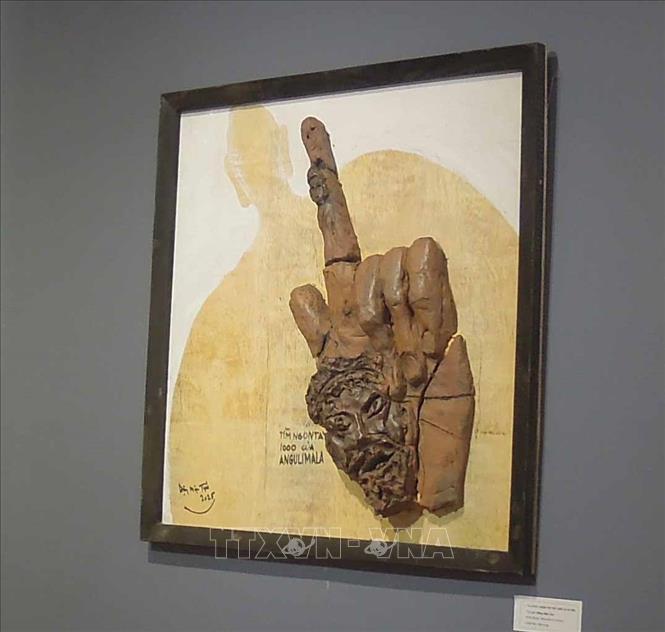 Tác phẩm gốm nung “Ngón tay thứ 1.000 của Angulimala” của Họa sỹ Đặng Mậu Tựu. Ảnh: Kha Phạm – TTXVN.