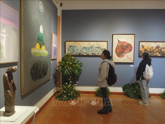 Giới trẻ quan tâm đến mỹ thuật Phật giáo. Ảnh: Kha Phạm – TTXVN.