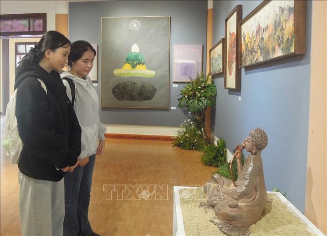 Giới trẻ quan tâm đến mỹ thuật Phật giáo. Ảnh: Kha Phạm – TTXVN.