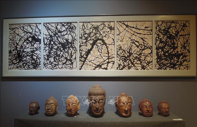 Tác phẩm “Thất Phật” của họa sỹ Nguyễn Thanh Phong. Ảnh: Kha Phạm