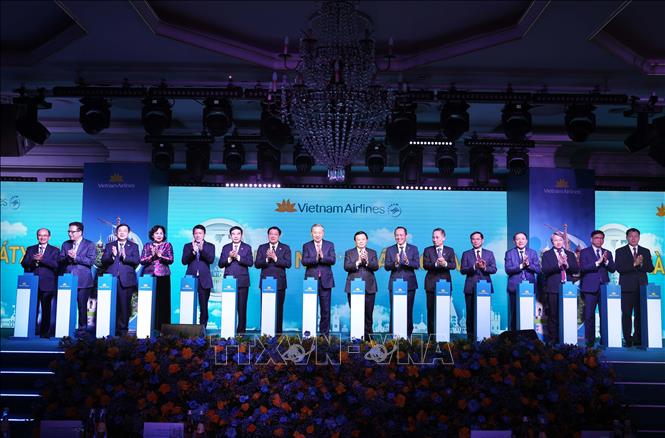 Tổng Bí thư Tô Lâm và các đại biểu thực hiện nghi thức công bố đường bay thẳng Hà Nội -Moskva của hãng hàng không Vietnam Airlines. Ảnh: Thống Nhất – TTXVN
