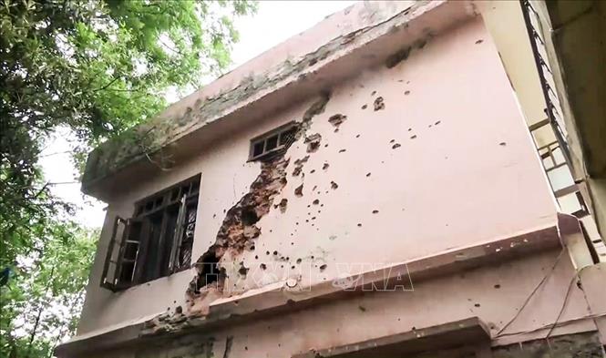 Một ngôi nhà ở Poonch, Ấn Độ bị trúng pháo kích của Pakistan ngày 9/5/2025. Ảnh: ANI/TTXVN