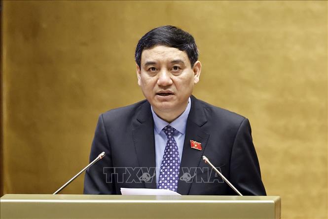 Ủy viên Ủy ban Thường vụ Quốc hội Nguyễn Đắc Vinh trình bày Báo cáo giải trình, tiếp thu, chỉnh lý dự thảo Luật sửa đổi, bổ sung một số điều của Luật Quảng cáo. Ảnh: Doãn Tấn - TTXVN