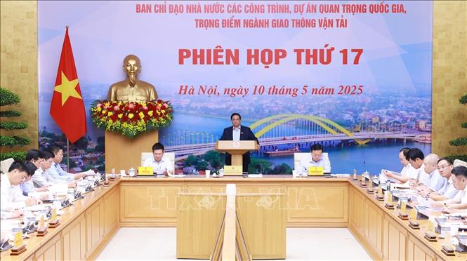 Thủ tướng Phạm Minh Chính chủ trì Phiên họp thứ 17 của Ban Chỉ đạo nhà nước các công trình, dự án quan trọng quốc gia, trọng điểm của ngành giao thông vận tải. Ảnh: Dương Giang-TTXVN  