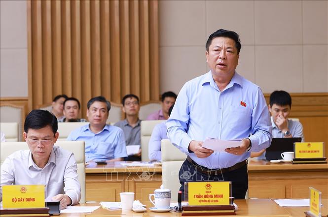 Bộ trưởng Bộ Xây dựng Trần Hồng Minh báo cáo tình tình triển khai các công trình, dự án quan trọng quốc gia. Ảnh: Dương Giang-TTXVN