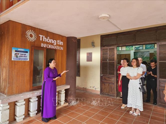 Du khách tham quan nhà trưng bày nông cụ thuộc Điểm du lịch giảm nhựa Cầu ngói Thanh Toàn. Ảnh: Mai Trang - TTXVN