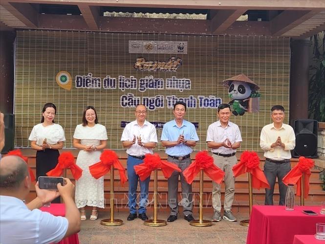 Nghi thức cắt băng ra mắt Điểm du lịch giảm nhựa Cầu ngói Thanh Toàn. Ảnh: Mai Trang - TTXVN 