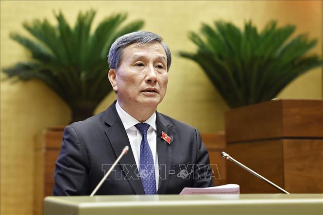 Ủy viên Ủy ban Thường vụ Quốc hội Lê Quang Huy trình bày Báo cáo giải trình, tiếp thu, chỉnh lý dự thảo Luật sửa đổi, bổ sung một số điều của Luật Tiêu chuẩn và quy chuẩn kỹ thuật. Ảnh: Doãn Tấn - TTXVN